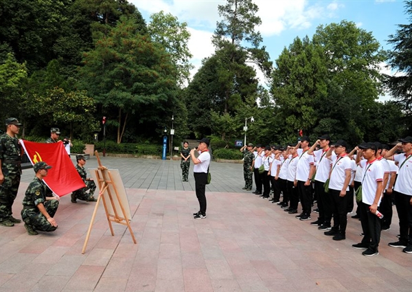 坚定信仰，红军烈士永垂不朽纪念碑下，特驱党员重温入党誓词